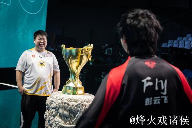 Fly：还记得小胖赵云大招扎四个，记得小胖的来时路