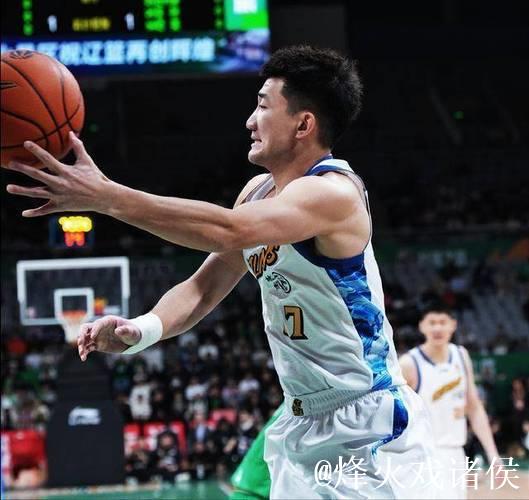 孙铭徽不高兴!拒绝布朗示好,两场比赛拿13分,1个难题困扰王博 孙铭徽不高兴!拒绝布朗示好,两场比赛拿13分,1个难题困扰王博