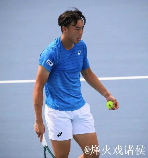 中国香港选手黄泽林体验匹克球 与观众打友谊赛